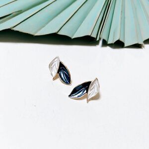 Leaf stud earrings S37